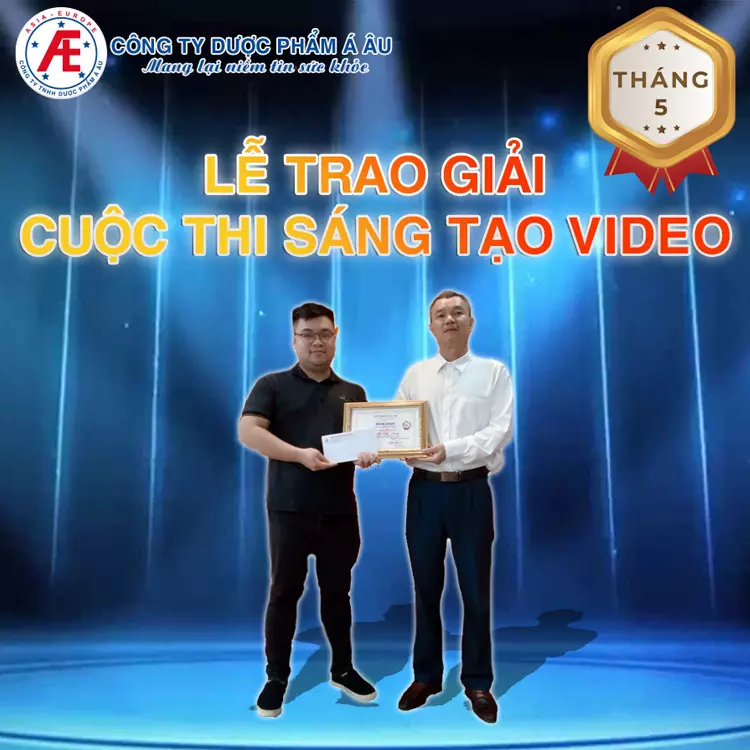 Anh Bùi Đức Long nhận Bằng khen và phần thưởng từ Giám đốc Nguyễn Văn Bình.webp